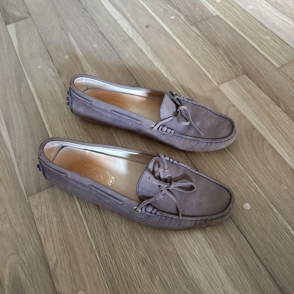 Authentic women’s Tod’s gommino boat shoes